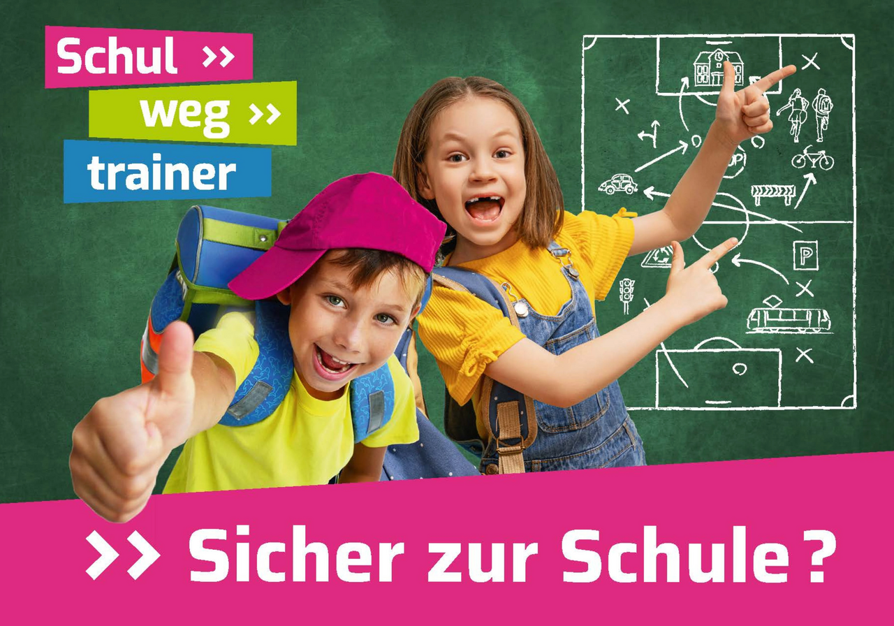 schulwegtrainer zwei schulkinder vor einer schultafel